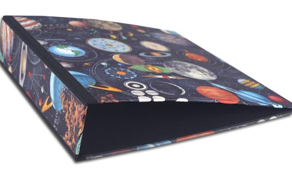 Pretty folder manufactured in Germany, extra stable with linen edges